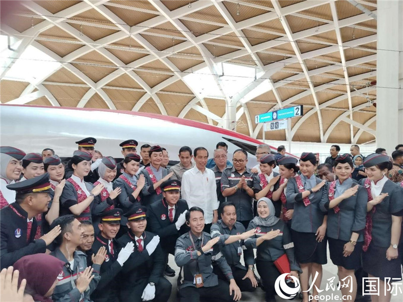 印尼總統佐科與雅萬高鐵乘務員及中印尼嘉賓合影。人民網記者 李培松攝