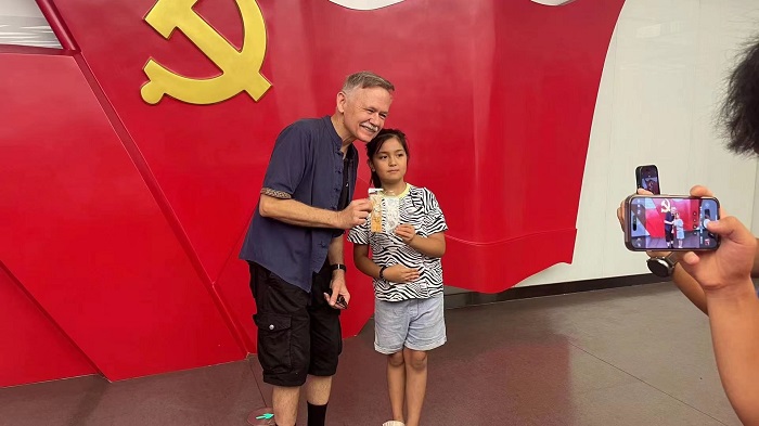 潘維廉和志愿講解員紀(jì)念合影。主辦方供圖