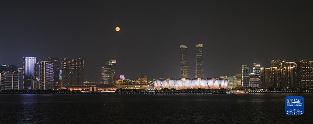 這是9月29日在杭州拍攝的杭州奧體中心體育場和滿月。新華社發（李忠攝）