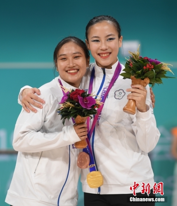 10月7日，杭州第19屆亞運(yùn)會(huì)輪滑項(xiàng)目女子花樣輪滑單人滑長節(jié)目決賽在錢塘輪滑中心舉行。結(jié)合短節(jié)目決賽成績，中國臺(tái)北選手洪筱晴(左)以94.38分的總成績奪得女子花樣輪滑單人滑冠軍，中國臺(tái)北選手張致如(右)獲得季軍。<a target='_blank' href='/'><p  align=