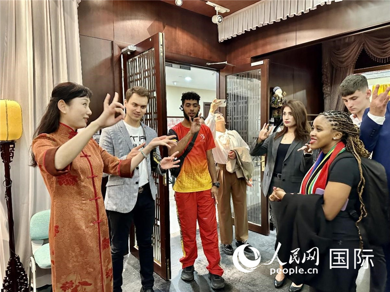 國際民間人士代表團參觀古北市民中心昆曲教室。人民網記者 周雨攝