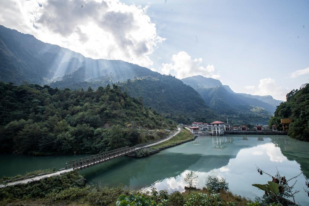 這是2022年11月8日拍攝的尼泊爾上馬相迪A水電站大壩。上馬相迪A水電站位于尼泊爾西部勒姆宗縣，2013年1月開工建設(shè)，2017年1月1日投入商業(yè)運營。該水電站投入運營以來，極大緩解了尼泊爾電力緊缺局面。新華社發(fā)（哈里·馬哈爾詹 攝）