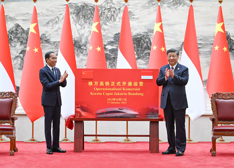 10月17日下午，國家主席習(xí)近平在北京人民大會(huì)堂同來華出席第三屆“一帶一路”國際合作高峰論壇并進(jìn)行國事訪問的印度尼西亞總統(tǒng)佐科舉行會(huì)談。會(huì)談后，兩國元首共同為雅萬高鐵正式開通運(yùn)營揭幕。