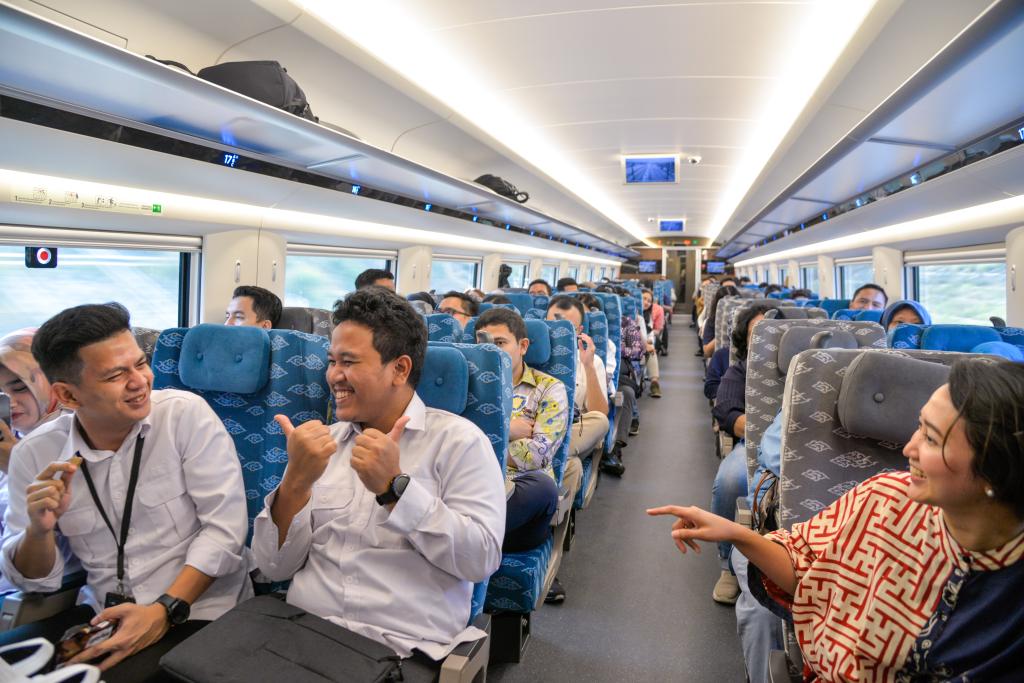 10月17日，乘客在行駛中的雅萬高鐵高速動(dòng)車組列車車廂內(nèi)交談。