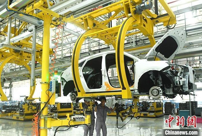 資料圖：汽車生產車間內的工作人員正在組裝車輛。 <a target='_blank' href='/'><p  align=
