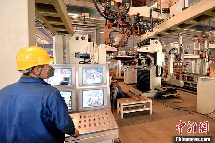資料圖：車間內工作人員進行機器操作。<a target='_blank' href='/' _fcksavedurl='/'><p  align=