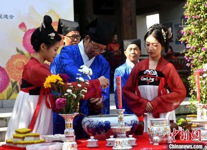 資料圖：圖為傳統(tǒng)重陽(yáng)祭酒儀式。　呂明 攝