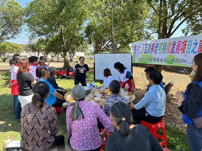 10月23日，廣東韶關農村的互助養老探索，結合仁化縣董塘鎮新龍村的重陽節活動，將村支書、婦女主任、項目管理人員、新龍村助老員、村民志愿者、健康熱心的老人聚集在一起。 受訪者供圖