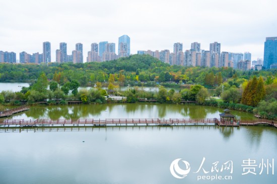 秋日時節，觀山湖公園景色美不勝收。人民網 陽茜攝