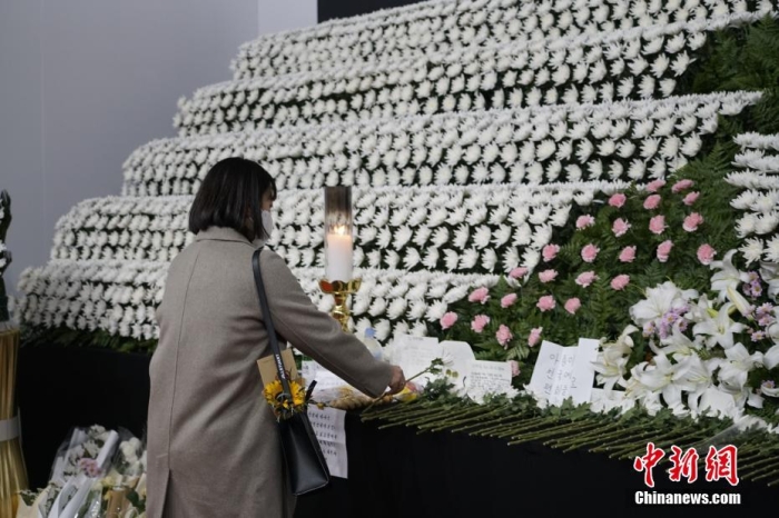 當地時間11月1日23時45分許，韓國民眾在位于首爾廣場的集體焚香所悼念梨泰院踩踏事故遇難者。 <a target='_blank' href='/'><p  align=