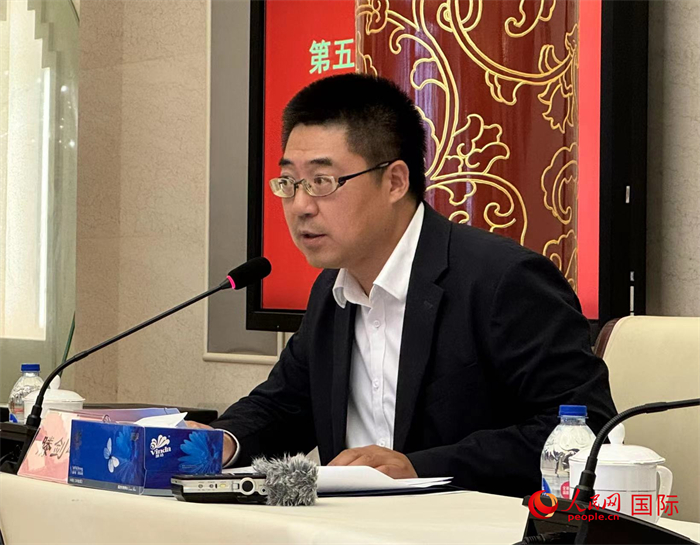 10月31日，歐美同學會副秘書長滕劍峰在第五屆中法文化論壇媒體吹風會上講話。（人民網 謝瑩攝）