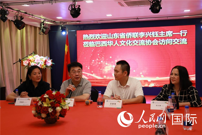 山東省僑聯主席李興鈺（左二）和與會僑領座談。人民網記者宋亦然攝