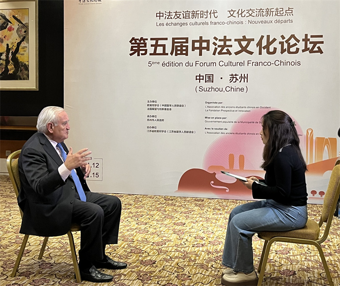 法國前總理、法國展望與創新基金會主席讓-皮埃爾·拉法蘭接受人民網的采訪。（國際在線供圖）