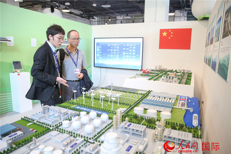 中國能建展示的生態(tài)綠能示意沙盤吸引與會(huì)人士的目光。人民網(wǎng) 塔里克·易卜拉欣攝