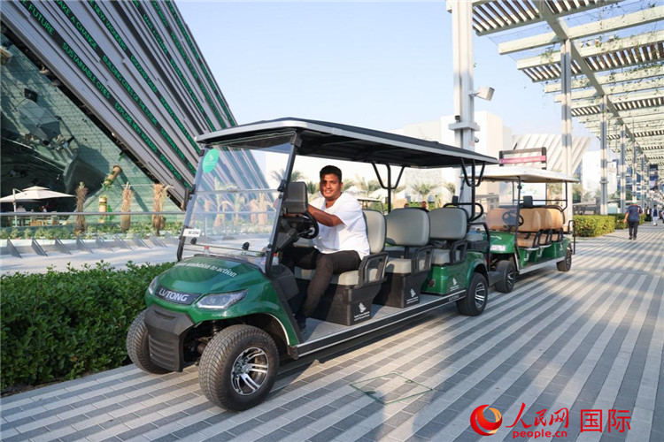 COP28綠區內的中國品牌電瓶車。人民網記者 任皓宇攝