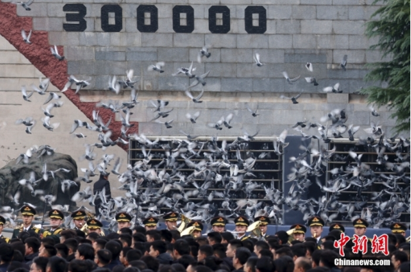 12月13日是第十個南京大屠殺死難者國家公祭日。當天上午，南京大屠殺死難者國家公祭儀式在侵華日軍南京大屠殺遇難同胞紀念館舉行。圖為國家公祭儀式現場。中新社記者 泱波 攝