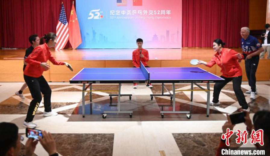 當地時間12月13日，中國駐美使館在華盛頓舉辦慶祝活動紀念中美乒乓外交52周年。圖為丁寧、劉偉、戴爾等中美運動員上演混雙表演賽。中新社記者 陳孟統 攝