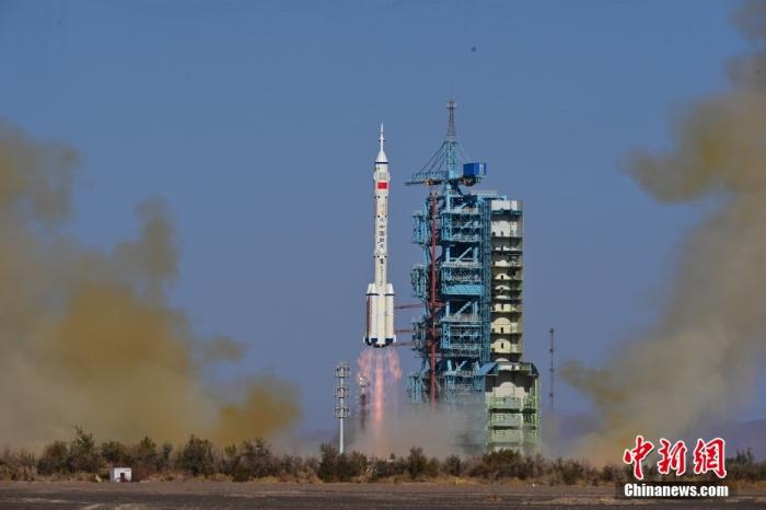 資料圖：北京時間2023年10月26日11時14分，搭載神舟十七號載人飛船的長征二號F遙十七運載火箭在酒泉衛星發射中心點火發射。汪江波 攝