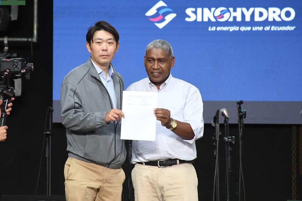 中國電建厄瓜多爾國別代表白納（左）代表中國電建向厄瓜多爾埃爾查科市康復中心捐贈了一批康復器材，埃爾查科市市長奧斯卡·德拉克魯斯·卡瓦蒂霍（右）對中國企業的善舉表示感謝。中國電建厄瓜多爾代表處供圖