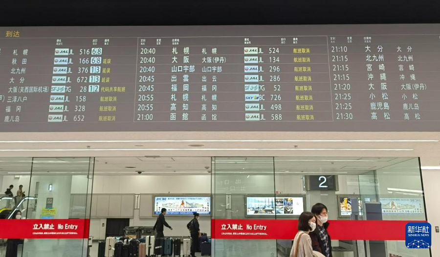 1月2日，在日本東京羽田機(jī)場(chǎng)，受兩機(jī)碰撞起火事故影響，日本國(guó)內(nèi)航班大范圍延誤或取消。新華社記者 胡曉格 攝