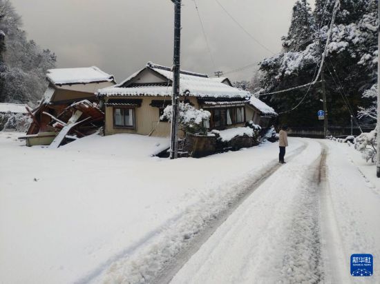 這是1月8日拍攝的日本能登半島地震災區珠洲市的街景。