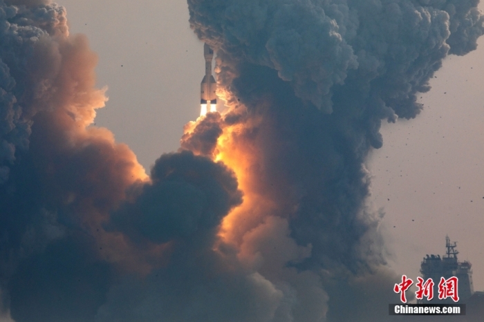 北京時間1月11日13時30分，引力一號遙一運載火箭由太原衛星發射中心在山東海陽附近海域點火升空，將云遙一號18～20星3顆衛星送入預定軌道，飛行試驗任務獲得圓滿成功。這是引力一號火箭首次飛行，創造全球最大固體運載火箭、中國運力最大民商火箭紀錄。圖/太原衛星發射中心