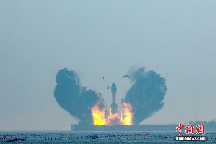 北京時間1月11日13時30分，引力一號遙一運載火箭由太原衛星發射中心在山東海陽附近海域點火升空，將云遙一號18～20星3顆衛星送入預定軌道，飛行試驗任務獲得圓滿成功。這是引力一號火箭首次飛行，創造全球最大固體運載火箭、中國運力最大民商火箭紀錄。圖/太原衛星發射中心