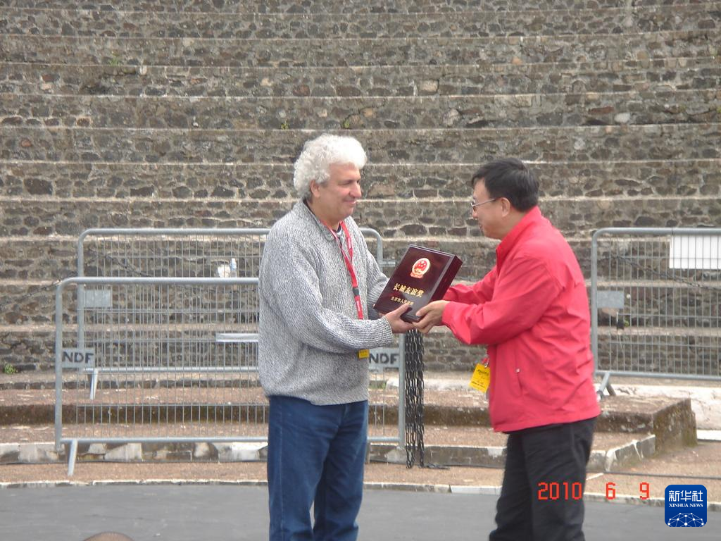 這是2010年帕特里克·索米耶（圖左）獲頒北京市人民政府授予的“長城友誼獎”時的資料照片。新華社發（受訪對象供圖）