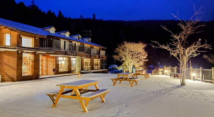 位在宜蘭縣內(nèi)的太平山森林游樂區(qū)23日凌晨開始下雪，園區(qū)翠峰山屋前一片雪白。圖片來源：臺(tái)灣“中央社”。