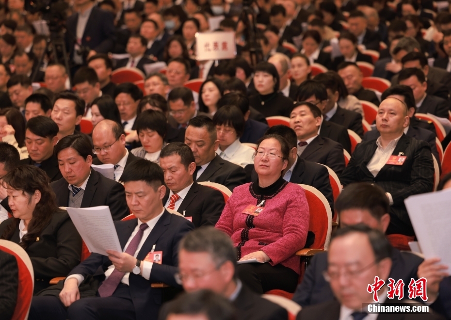 1月23日，安徽省第十四屆人民代表大會(huì)第二次會(huì)議在合肥開幕。圖為代表委員認(rèn)真聽取政府工作報(bào)告。