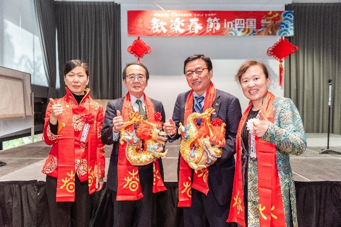 向池田知事、大西市長(zhǎng)贈(zèng)送“歡樂春節(jié)“吉祥龍。從左到右為魏有美副總領(lǐng)事、池田豊人知事、大西秀人市長(zhǎng)、馬曉琛主任。中國(guó)駐大阪旅游辦事處供圖