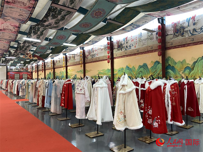 1月24日，在山東省菏澤市曹縣大集鎮(zhèn)穿越大唐漢服云倉直播基地展廳里擺放的漢服。 人民網(wǎng) 周琳佳攝