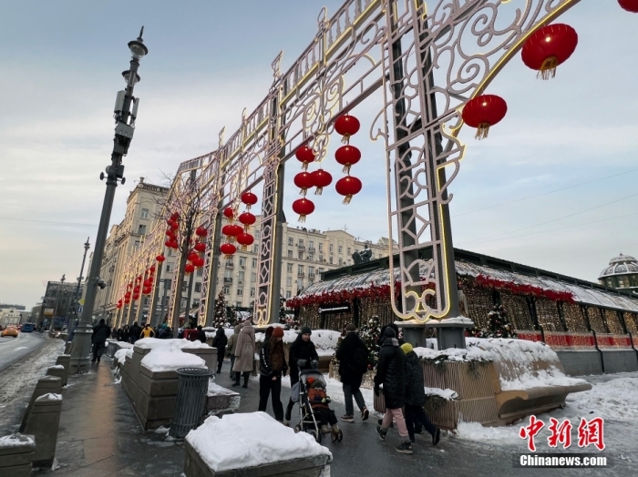 當地時間2月9日，中國農歷新年慶?；顒訂觾x式在莫斯科市中心的卡梅爾格爾斯基巷舉行。圖為特維爾大街裝飾的中國大紅燈籠。<a target='_blank' href='/'><p  align=