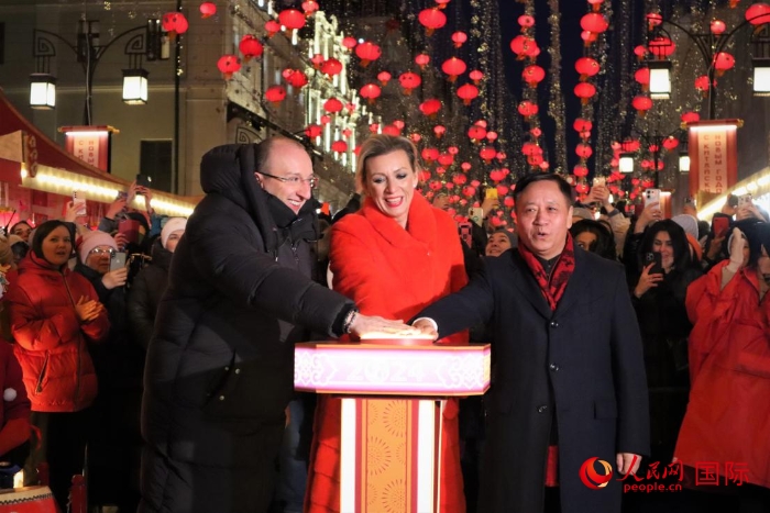 張漢暉、扎哈羅娃、科茲洛夫（從右至左）共同按下活動啟動按鈕。于子恒攝