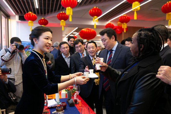 2月2日，人們在位于意大利羅馬的聯合國糧農組織總部體驗中國茶藝。新華社記者李京攝