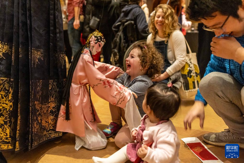 2月11日，孩子們在美國費城藝術博物館舉行的龍年迎新春活動上體驗木偶戲。新華社發（周煥新攝）