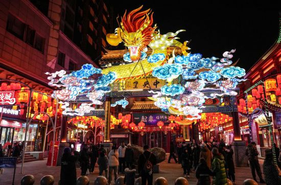 2月11日，游客在沈陽中街游覽。春節期間，各地燈火璀璨、火樹銀花，呈現出一幕幕流光溢彩的視覺盛宴。（新華社記者潘昱龍攝）