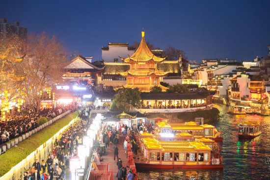 2月14日，游客在南京夫子廟景區賞燈游玩。（新華社發，蘇陽攝）