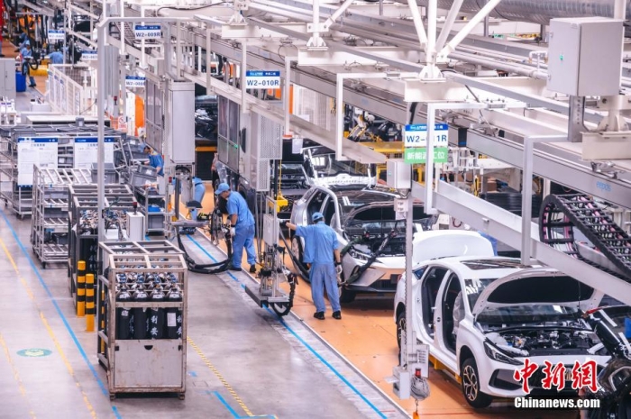 資料圖：工人在新能源汽車生產線上作業。李南軒 攝
