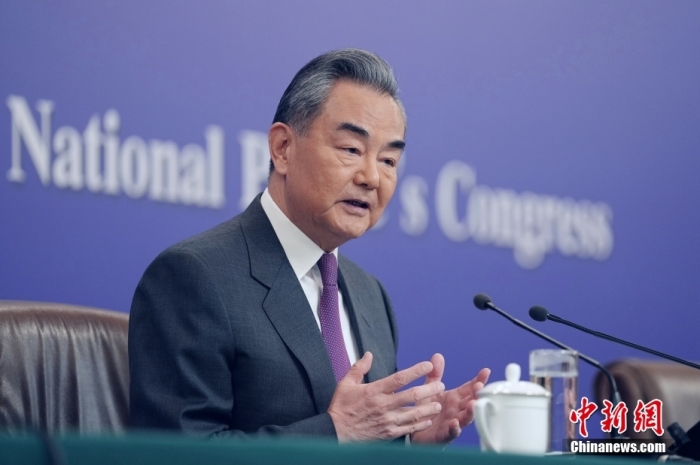3月7日，十四屆全國(guó)人大二次會(huì)議在北京舉行記者會(huì)，中共中央政治局委員、外交部長(zhǎng)王毅就中國(guó)外交政策和對(duì)外關(guān)系相關(guān)問(wèn)題回答中外記者提問(wèn)。<a target='_blank' href='/'><p  align=