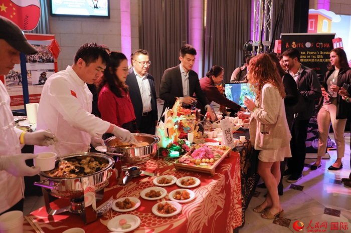 使館工作人員詳細(xì)為現(xiàn)場(chǎng)美食家和來賓講解菜品色香味特點(diǎn)、原料特色、烹制手法及其中蘊(yùn)含的中華美食文化。人民網(wǎng)記者 李志偉攝