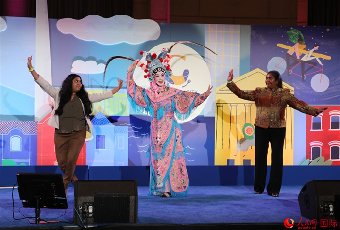當(dāng)?shù)厝A人京劇社團(tuán)的青年演員現(xiàn)場(chǎng)表演京劇選段，并與現(xiàn)場(chǎng)觀眾近距離互動(dòng)。人民網(wǎng)記者 李志偉攝