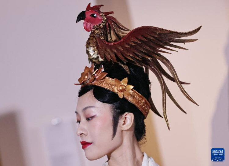 3月13日，在位于法國巴黎的吉美國立亞洲藝術(shù)博物館，模特展示敦煌復(fù)原服飾。新華社記者 高靜 攝