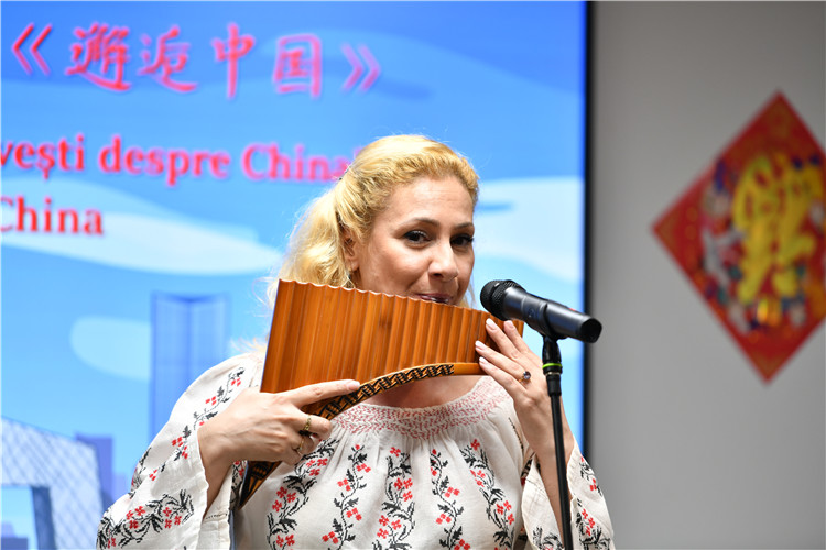 喬治亞娜·帕納演奏排簫。 布加勒斯特中國文化中心供圖。