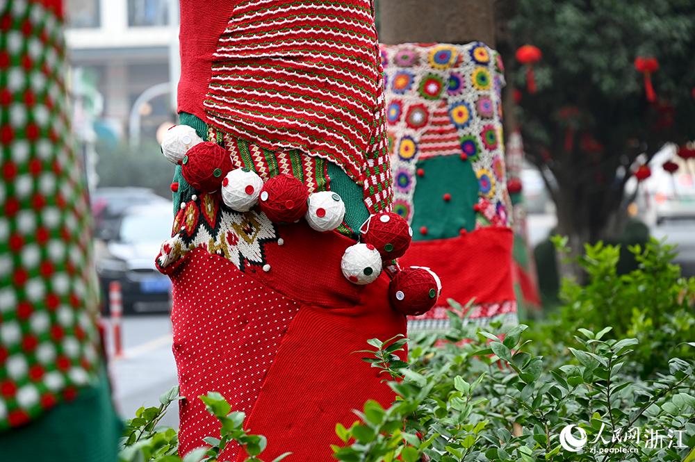 杭州市拱墅區(qū)獅虎橋路上的行道樹“穿”上了新裝。人民網 葉賓得攝