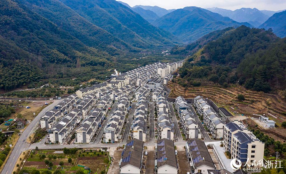 近日，航拍寧波市海曙區(qū)龍觀鄉(xiāng)李岙村屋頂光伏項目。人民網(wǎng) 章勇濤攝