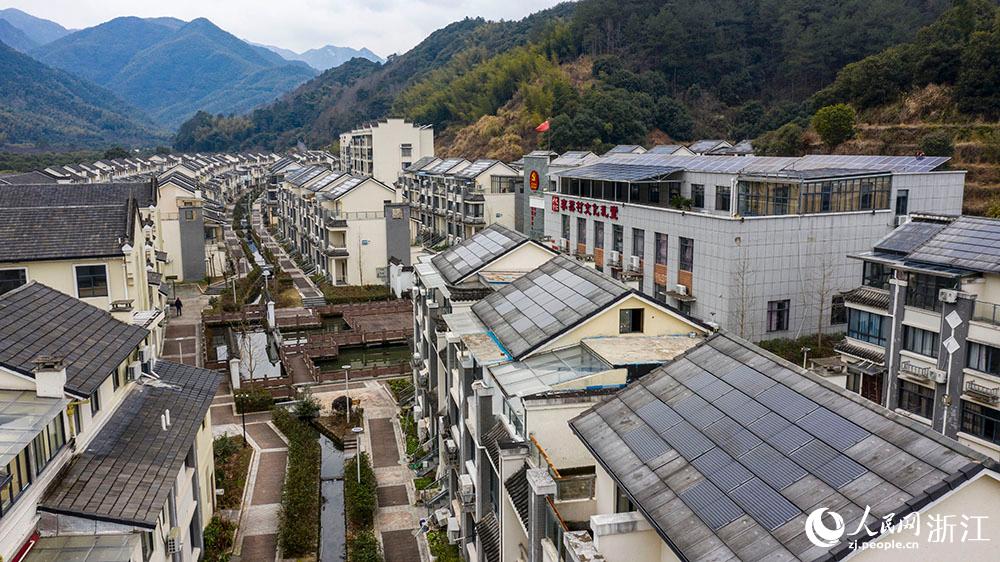 近日，航拍寧波市海曙區龍觀鄉李岙村屋頂光伏項目。人民網 章勇濤攝