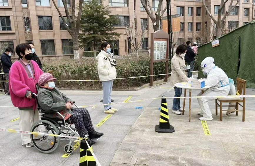 在西青區津門湖街社區核酸檢測點，市民進行核酸檢測。西青區委宣傳部供圖