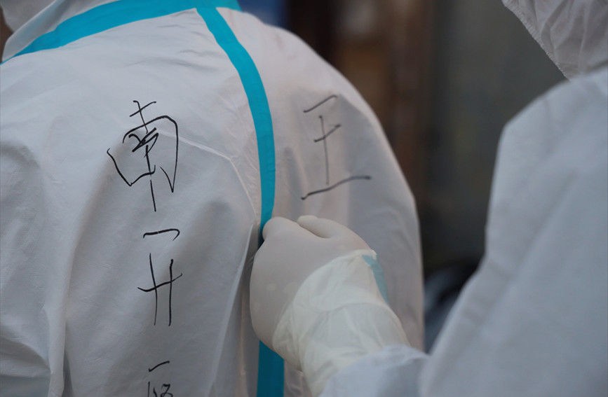 在南開(kāi)區(qū)社區(qū)核酸檢測(cè)點(diǎn)，工作人員在做準(zhǔn)備工作。王英浩攝