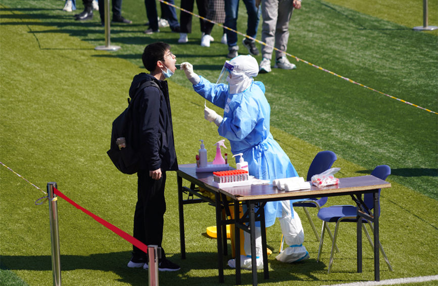 在南開(kāi)大學(xué)津南校區(qū)核酸檢測(cè)點(diǎn)，學(xué)生們有序進(jìn)行核酸檢測(cè)。錢(qián)星宇攝